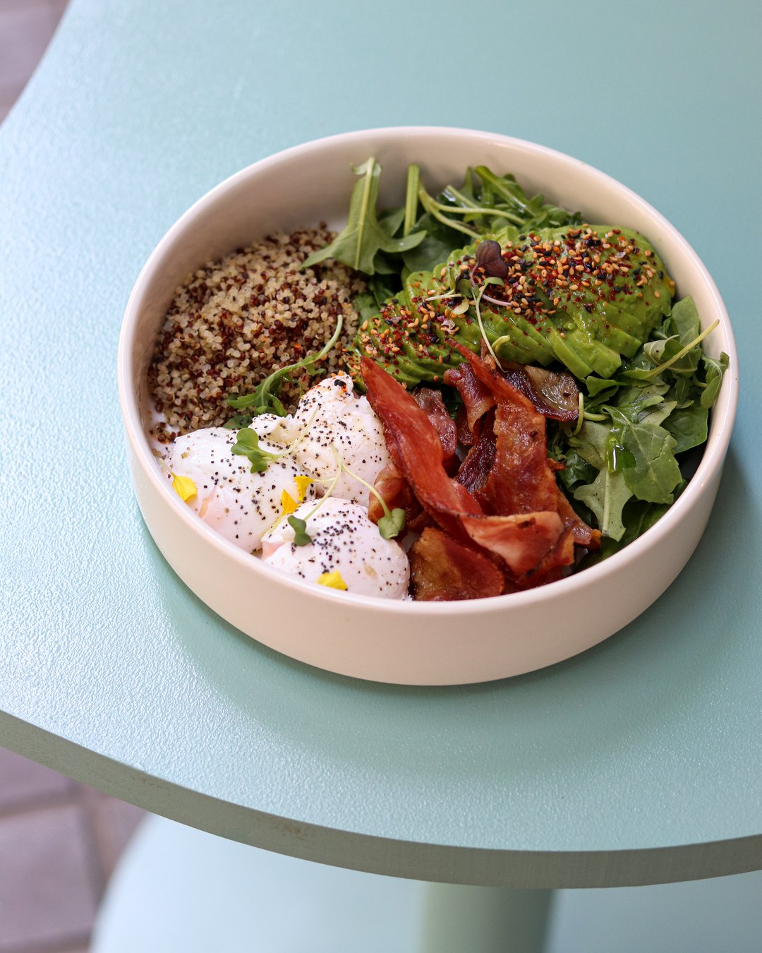 Bol saludable con verduras frescas en un restaurante de Madrid