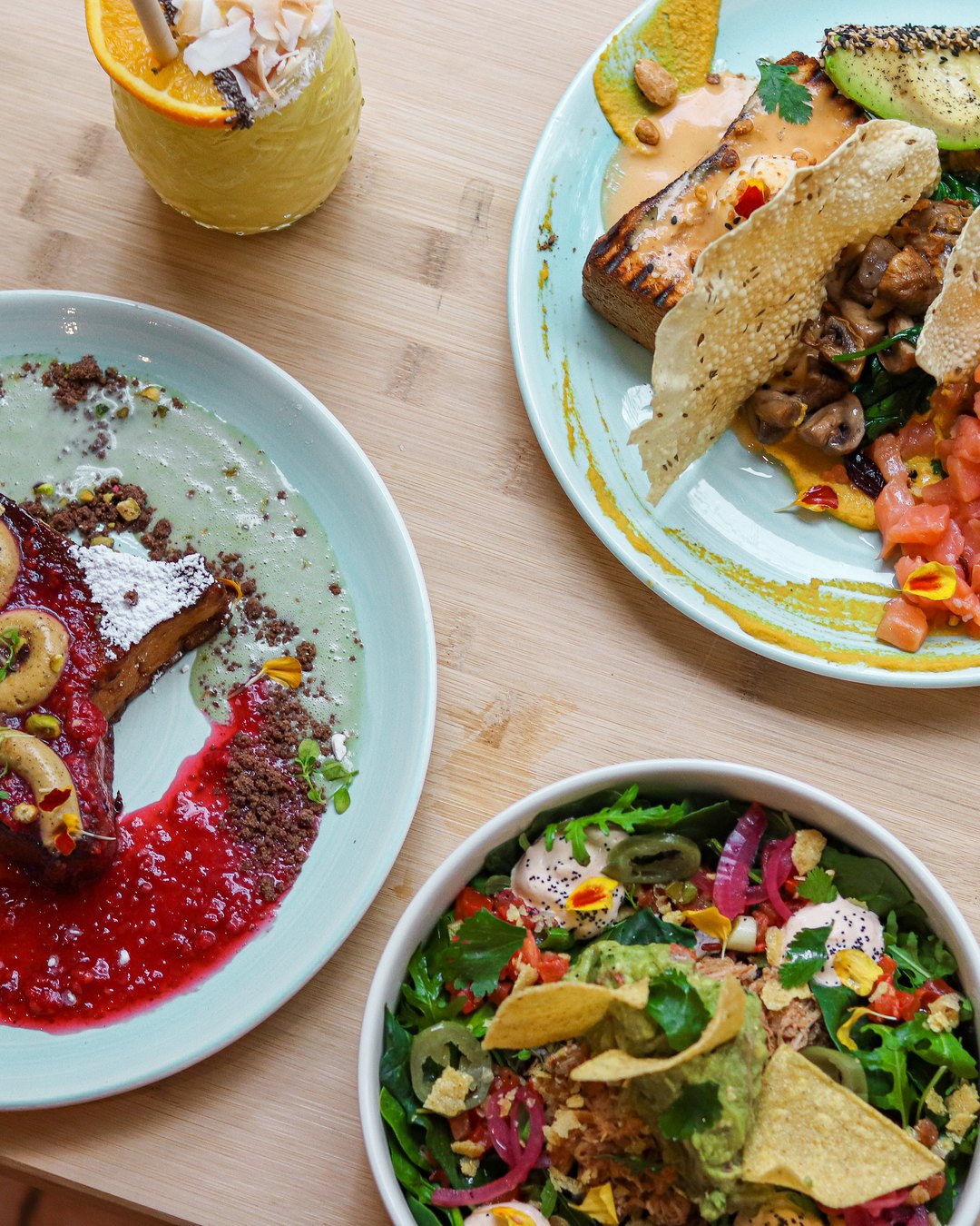 Café y platos coloridos de brunch en una cafetería de Barcelona
